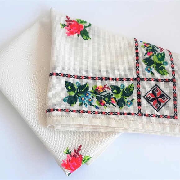 VTG Hand Embroidery Cross Stitch Roses Borders Tablecloth Table Topper 40"X31" - Picture 9 of 15